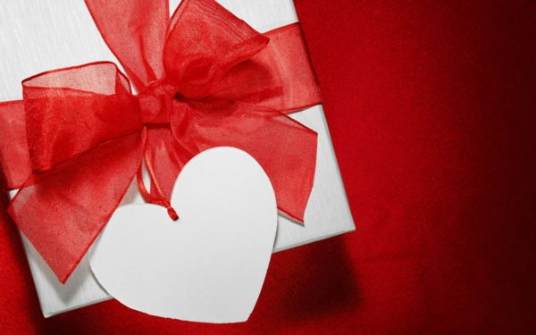 gåvor-box och vit-röd-bow-heart-ettiket