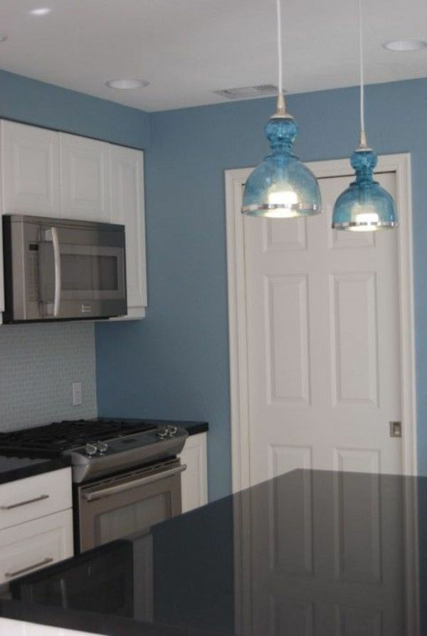 įdomi maža virtuvė mėlyna spalva