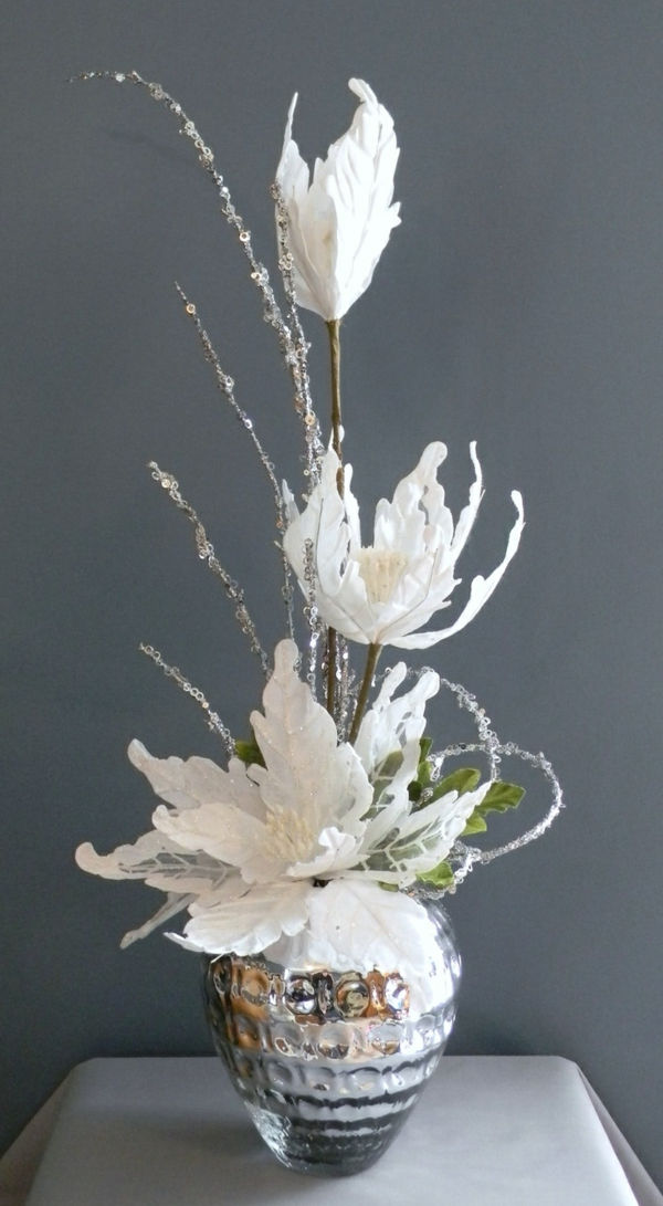 hvit juledekorasjon - hvite blomster og grå bakgrunn