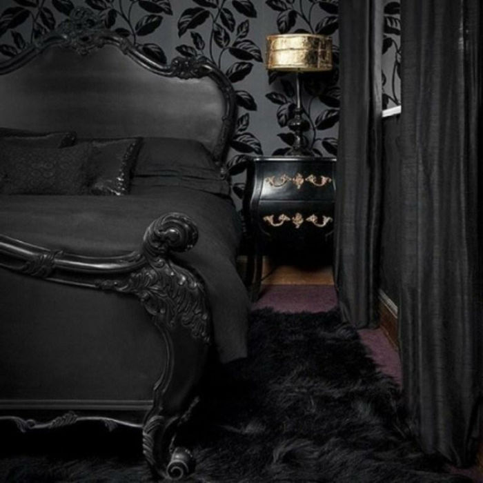 dormitor gotic cu tapet negru cu motive de frunză, pat dublu din lemn negru, mochetă purpurie