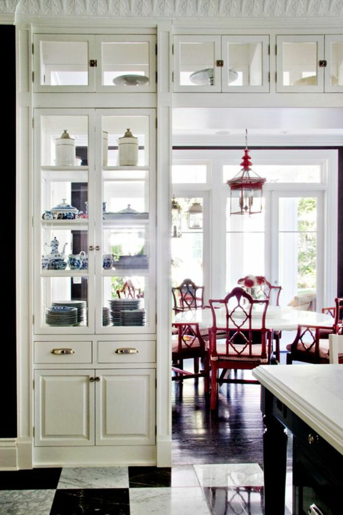 6offene-kuchyňa, oddelená integrovaná-vitrína-regal-vstavaný pokladník riadu-červené stoličky retro okrúhly jedálenský stôl
