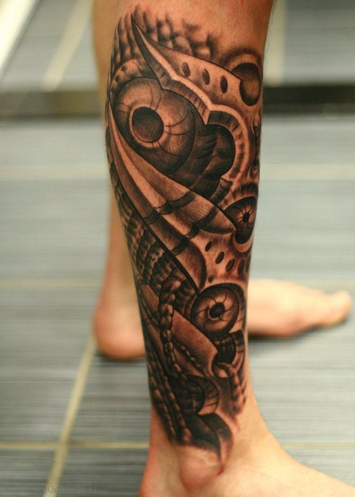 biomechanica tatoeage op het been, tatoeage met machineneilen