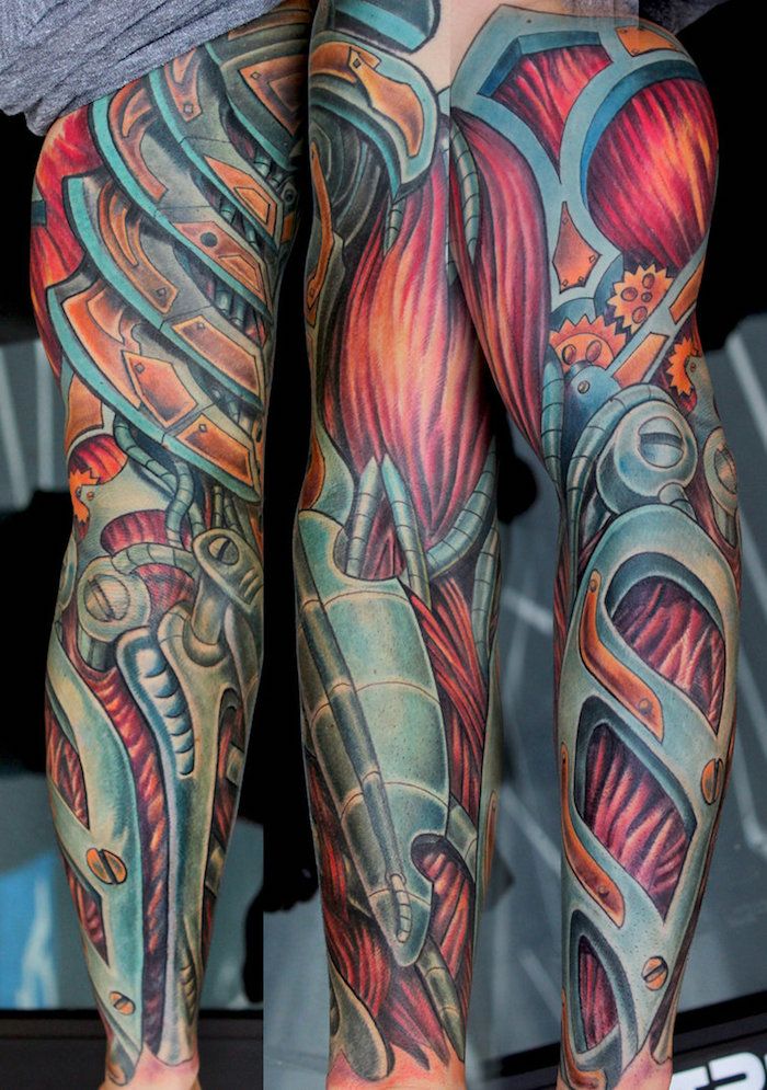 gekleurde biomechanica tatoeage over de hele arm, tatoeage met meschinen motieven