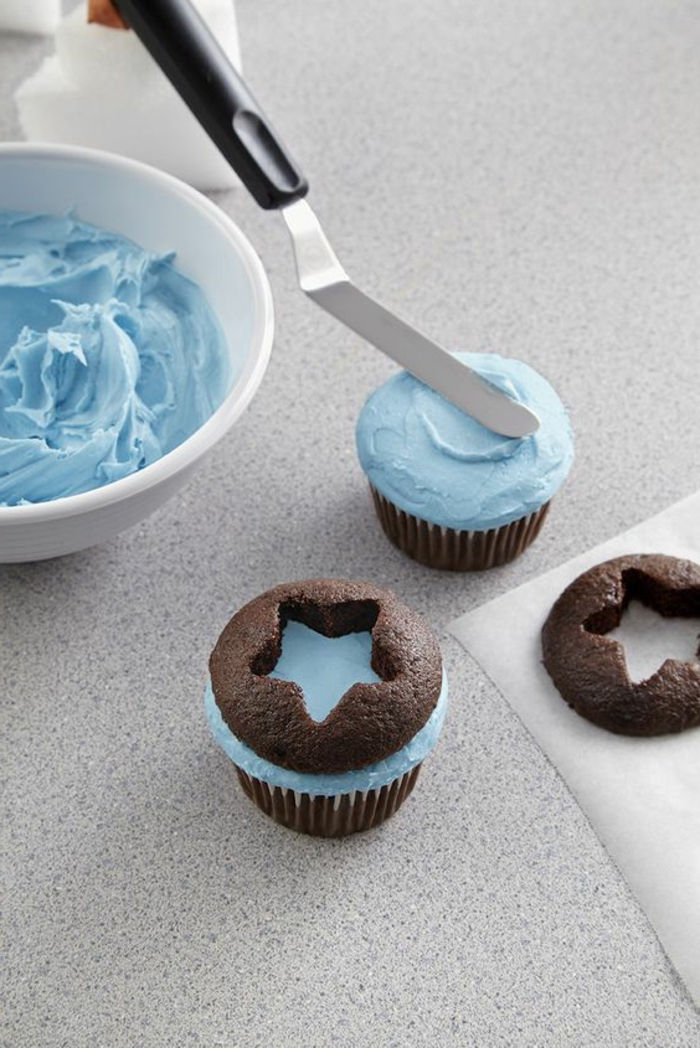 sjokolade cupcakes med blå krem ​​dekorere