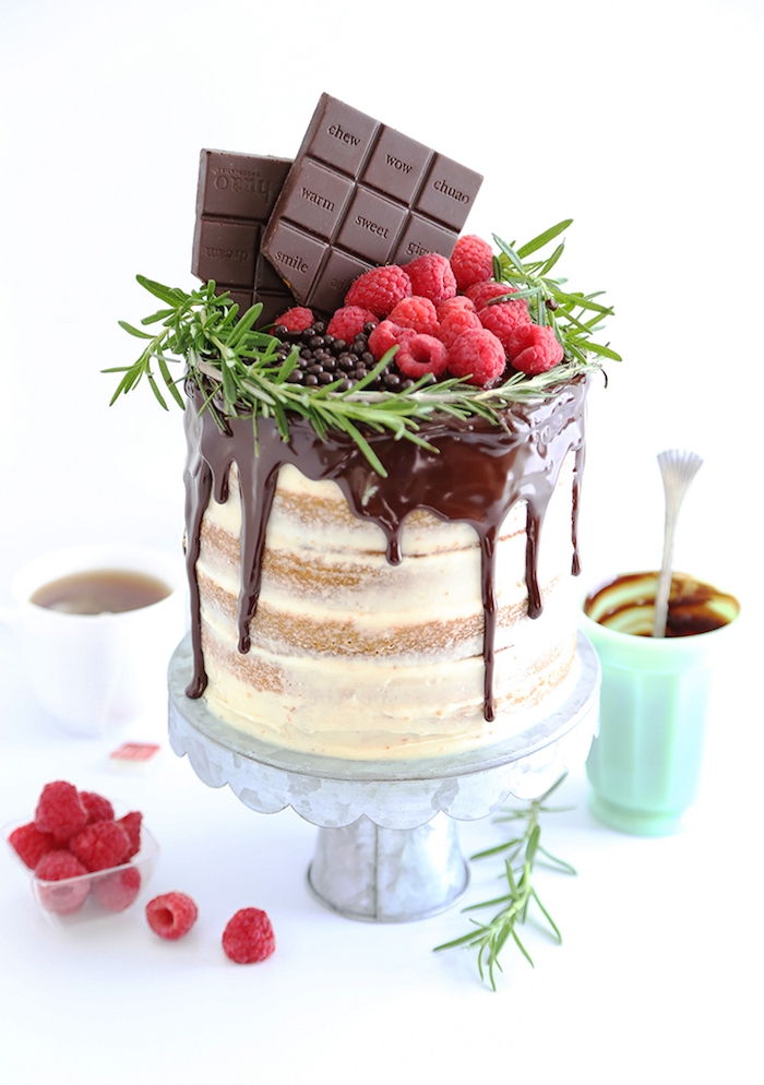 baka tårta, paj med vanilj dekorerad med hallon, choklad och rosmarin