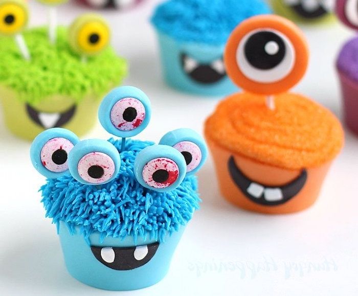 dekorere muffins, monstrously med store øyne fondant