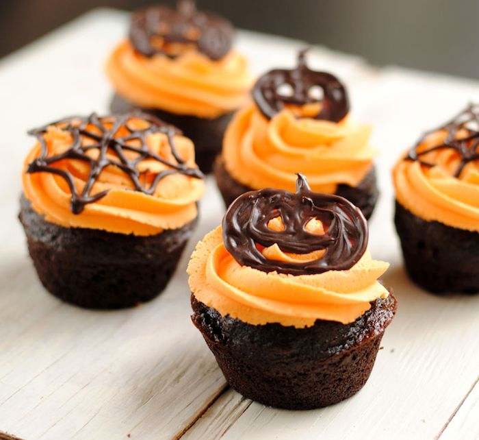 Muffins decoram com creme de laranja e chocolate, decoração de cupcakes