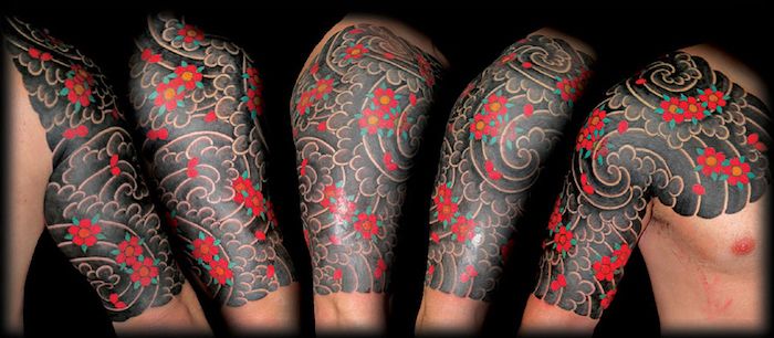 tatuaje japoneze pentru bărbați, tatuaj mare cu valuri de apă și flori de cireșe pe umăr și pe piept