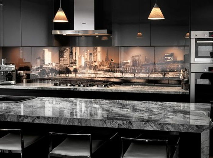 ultra moderna kuhinja v črni barvi z odlično kuhinjsko steno