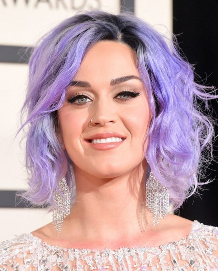 păr de păr violet de lungime medie, coafuri Katy Perry, cercei mari de argint