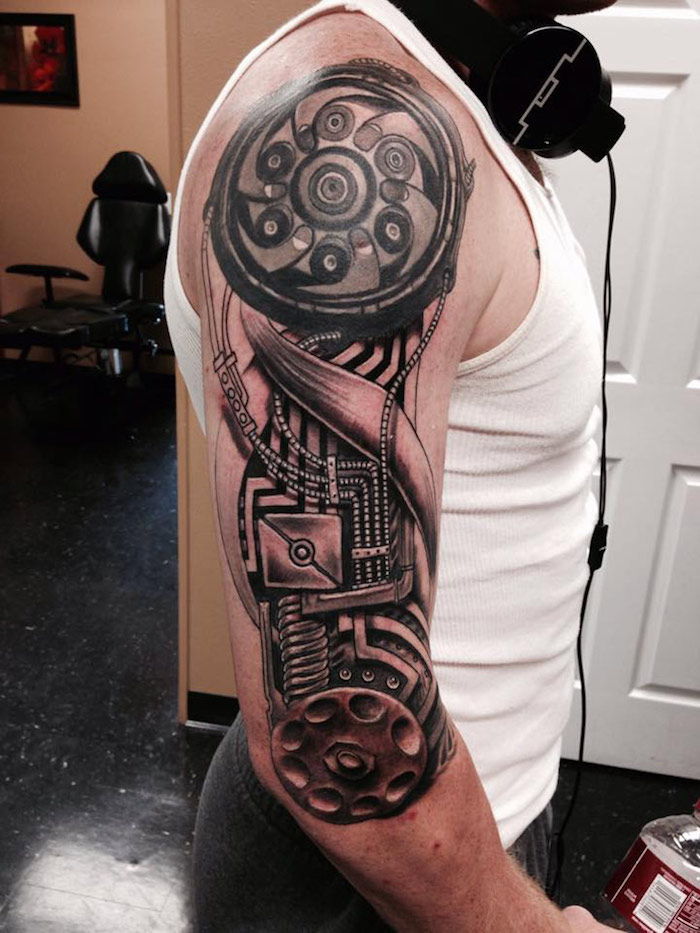 Človek s tatoo nadlaket s strojnimi deli, tetovaže za moške
