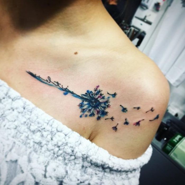 tatuaje cu semnificație, tatuaj colorat cu motive florale pe piept