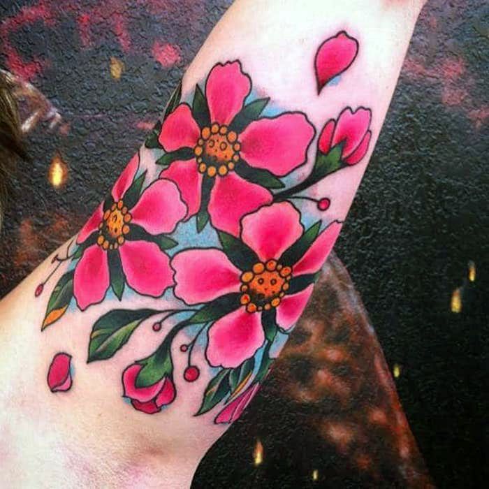 Tatuaj de flori pe bratul superior, tatuaj cu flori de cires roz ca motiv