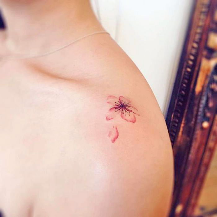 sensul tatuajului, tatuaje mici pentru femei, floare roz cu petale zburatoare
