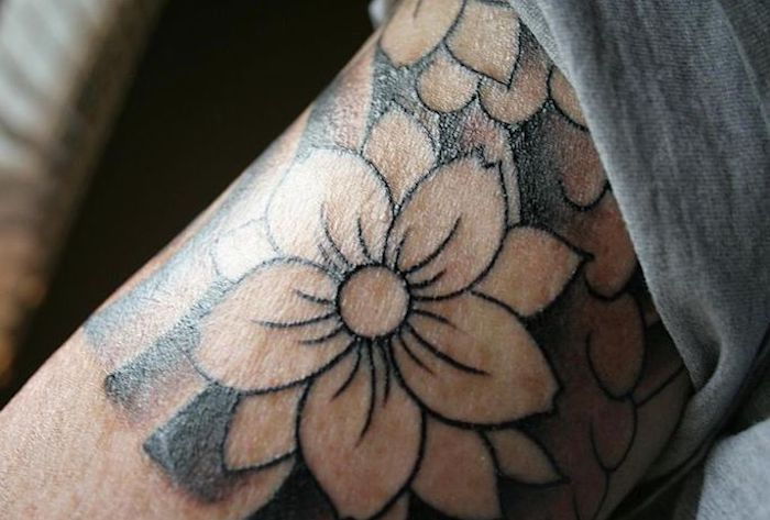 redevență tatuaj, tatuaj cu motive de flori în negru și gri