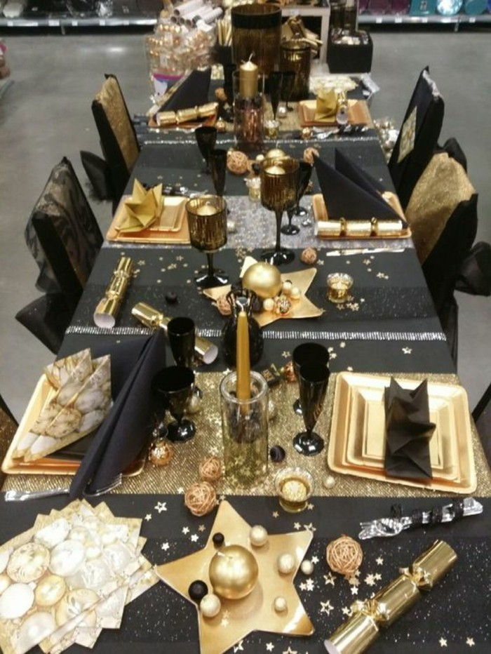 7-tischdeko-själv-göra-black-bordsduk-guld-platt Weihnachtskugeln