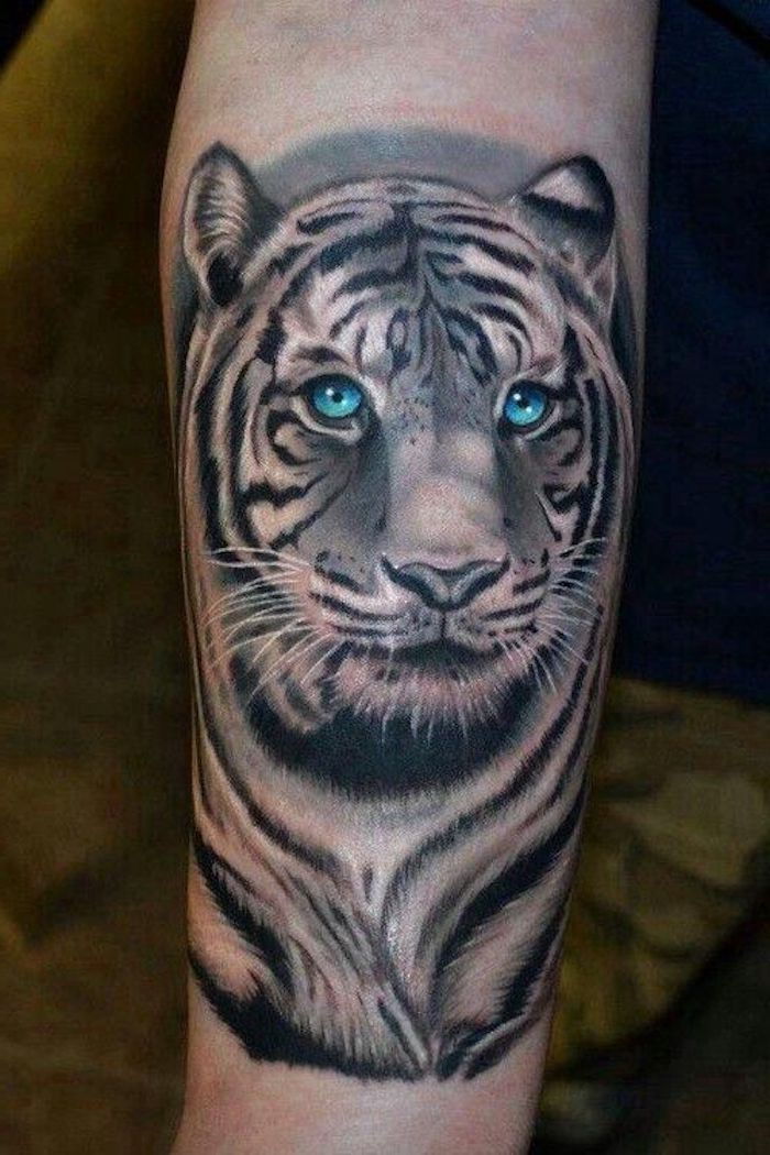 tigerhuvudtatuering, vit tiger med blå ögon, tatuering i svart och vitt
