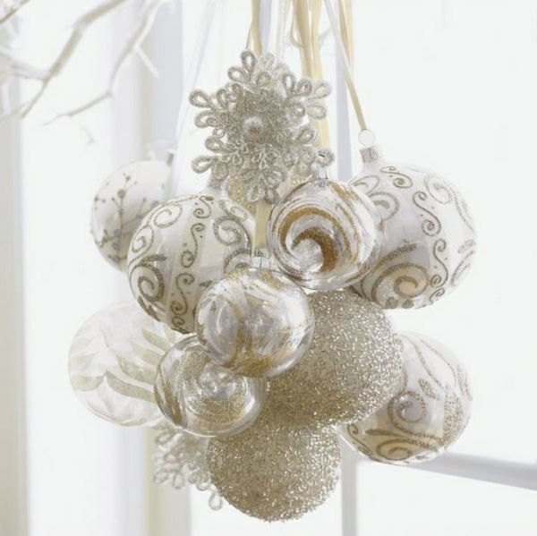 vit juldekoration - vackra hängande bollar