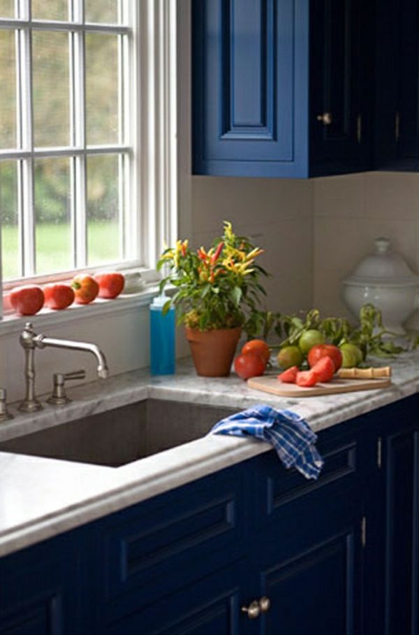 graži mėlyna virtuvė su dideliu langu
