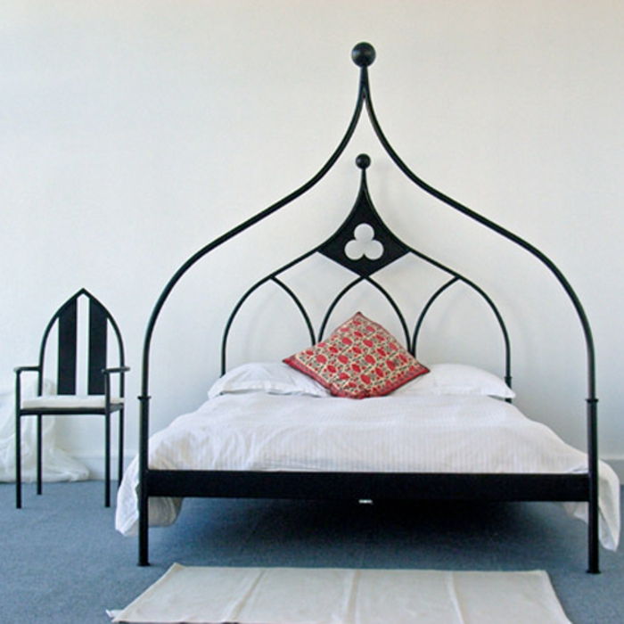 Pat dublu gotic cu cadru metalic în negru, mobilier minimalist, scaun gotic cu design simplu