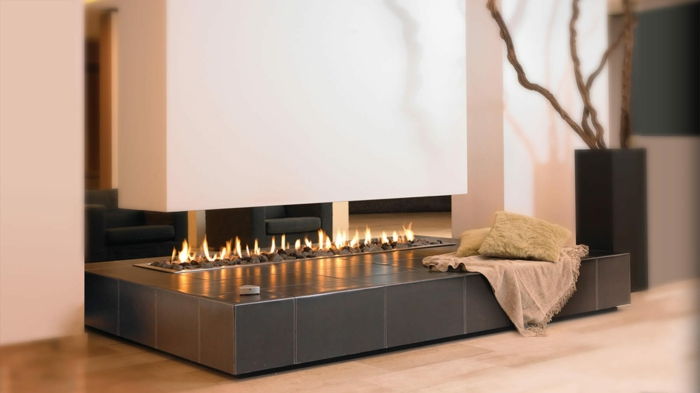 7offener-spis-sten-beklädnads-svart-tiles-laminatgolv-ikebana dekorativ vas-svart-soffa