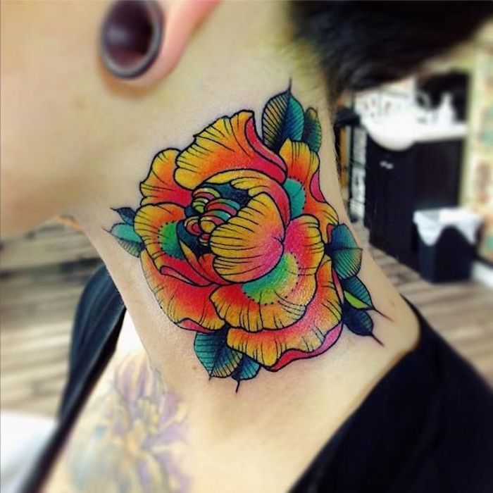 kwiatowe tatuaże, kolorowy tatuaż z motywem kwiatowym na szyi
