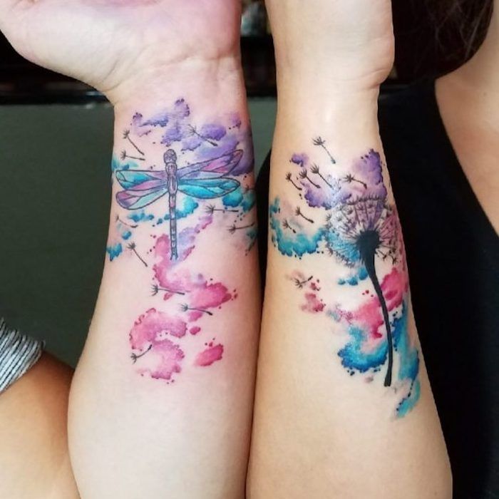 Tatuaj de familie, femei cu tatuaje de acuarelă pe brațele lor