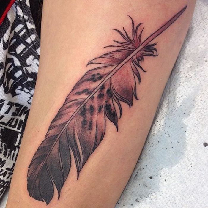 simbol de pene, tatuaj realist cu motiv de pene pe braț