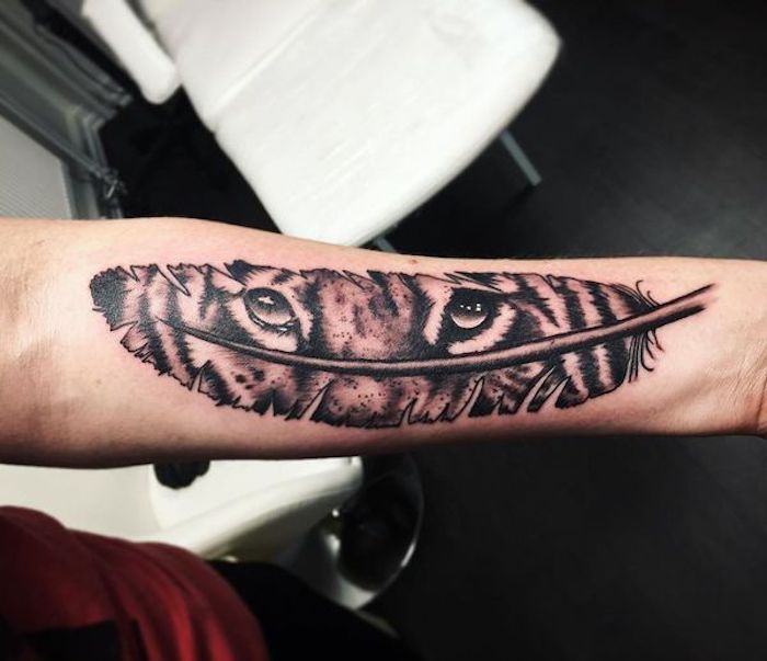 simbol de pene, tatuaj cu tigru cu ochi de tigru și pene, tatuaj tigru