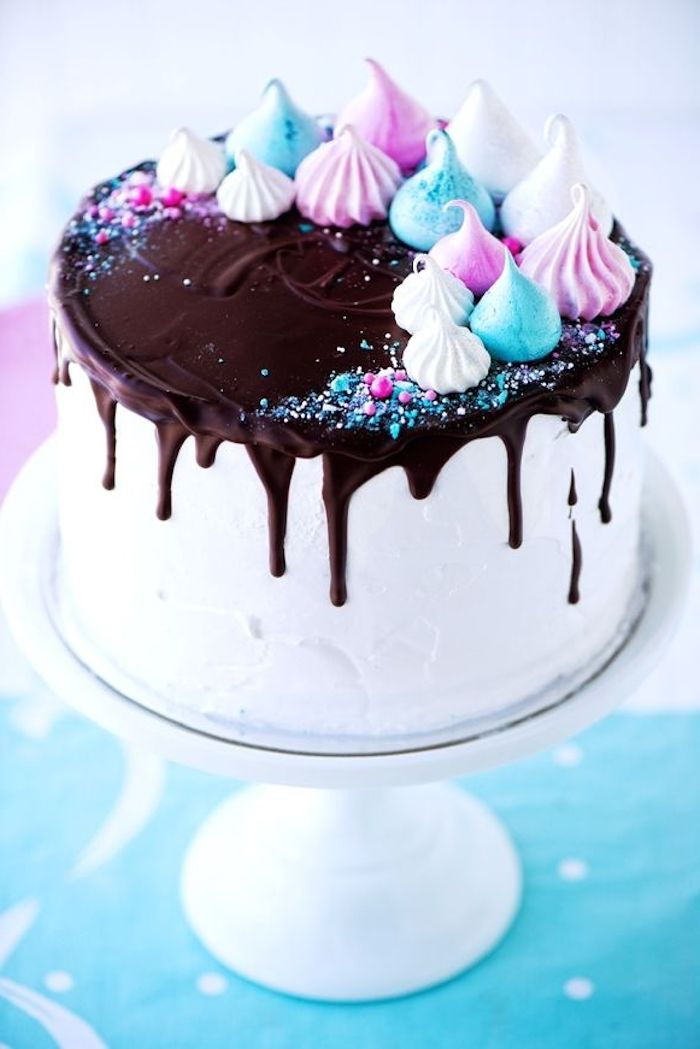 doğum günü pastası, çikolata ve krema ile dekore edilmiş pasta