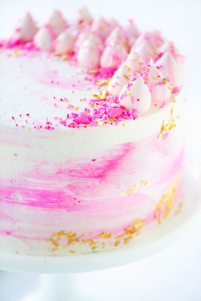 torta di compleanno, torta con crema bianca e rosa