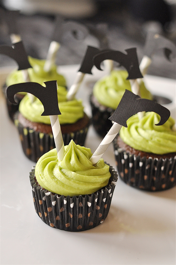 arbatinukai, šokolado cupcakes su žaliu kremu