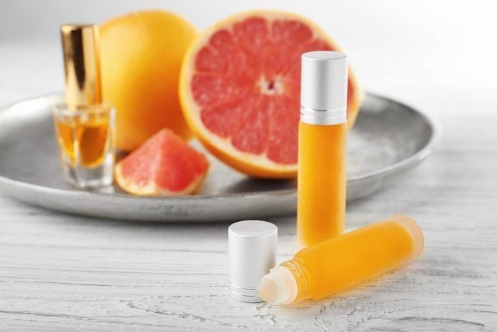 Sukurkite savo kosmetiką, savo ruožtu pagamintu kvepalus su citrusinių vaisių aliejumi