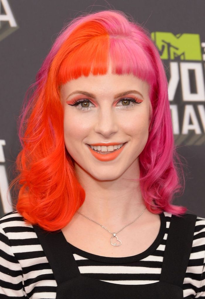 cabelo rosa, penteado de pônei em laranja e rosa, maquiagem laranja