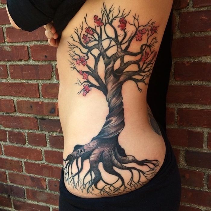 tatuaj sensul, femeie cu tatuaj mare pe partea de corp, cireș