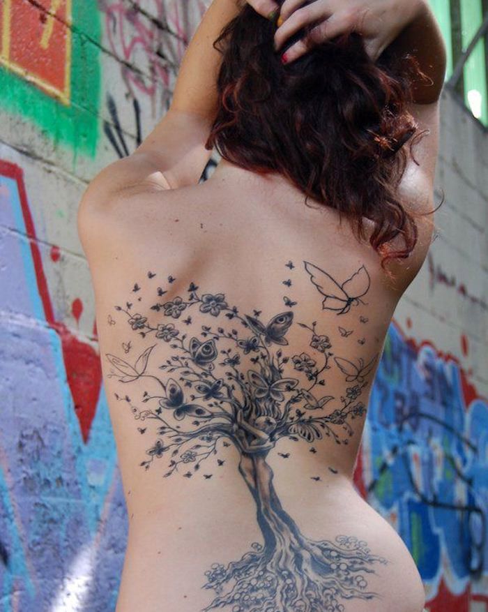 Tatuaj sensul, femeie cu tatuaj mare în negru și gri, cireș