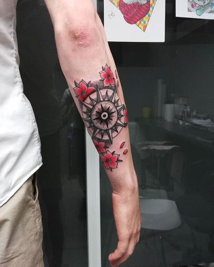 tatuaje cu înțeles, tatuaj compas în combinație cu flori de cireș roșu