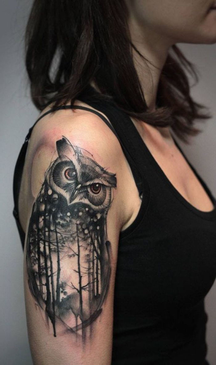 tetovanie pre ženy, dáma s tetovaním sovy na hornej časti ramena