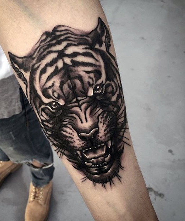 Tatuaggio testa di tigre, jeans, uomo, tatuaggio del braccio