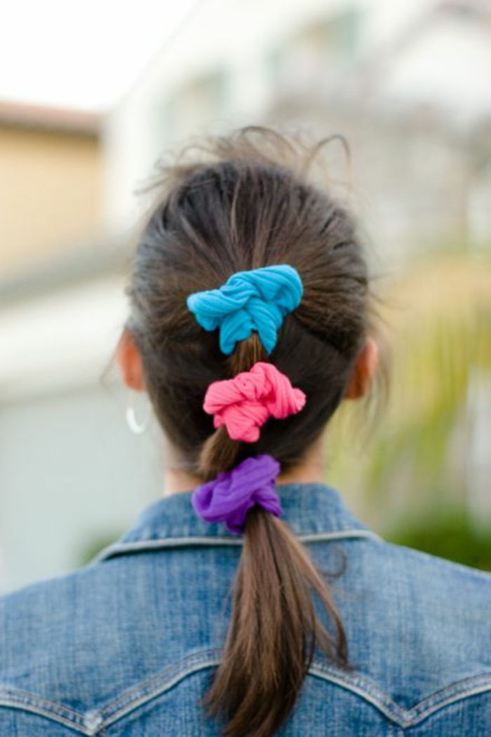Roupas dos anos 80 - acessórios femininos para o cabelo, faixas de cabelo néon em azul, rosa e roxo, scrunchies
