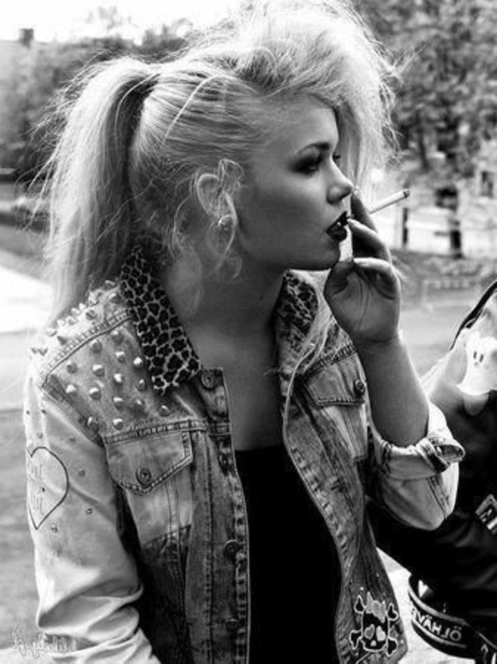 roupas dos anos 80 - roupa do punk para mulheres, jaqueta jeans com tampas de metal e com estampa de leopardo, cabelo topierte