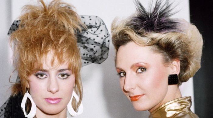Femei cu coafuri din anii '80, păr blond, accesorii pentru păr, cercei din material plastic