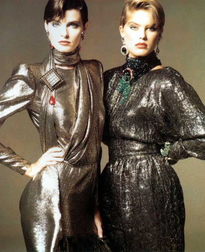 Îmbrăcăminte din anii 80 - femei în rochii sclipitoare cu accesorii uriașe și cercei rotunde mari