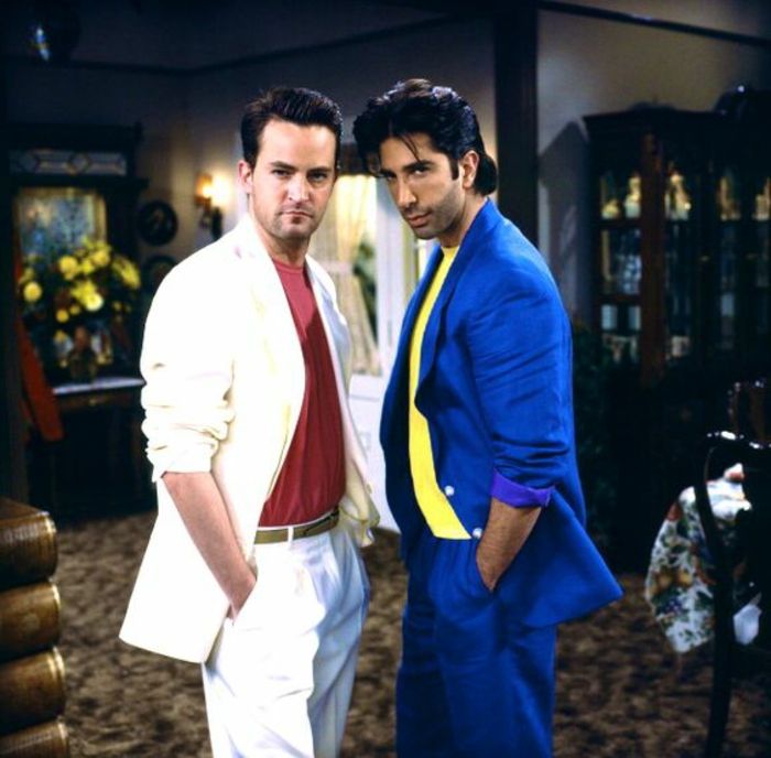 80s Outfit Friends - vit kostym med röd blus, blå kostym med gul blus, Matthew Perry, David Schwimmer