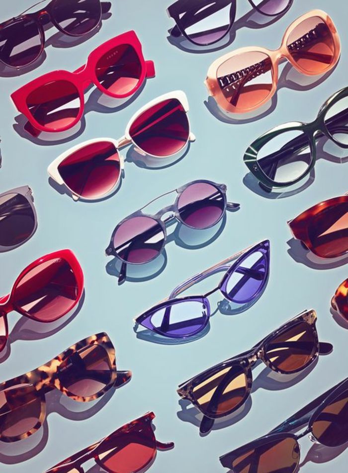 Acessórios nos anos 80 - óculos de sol para mulheres em diferentes modelos e cores