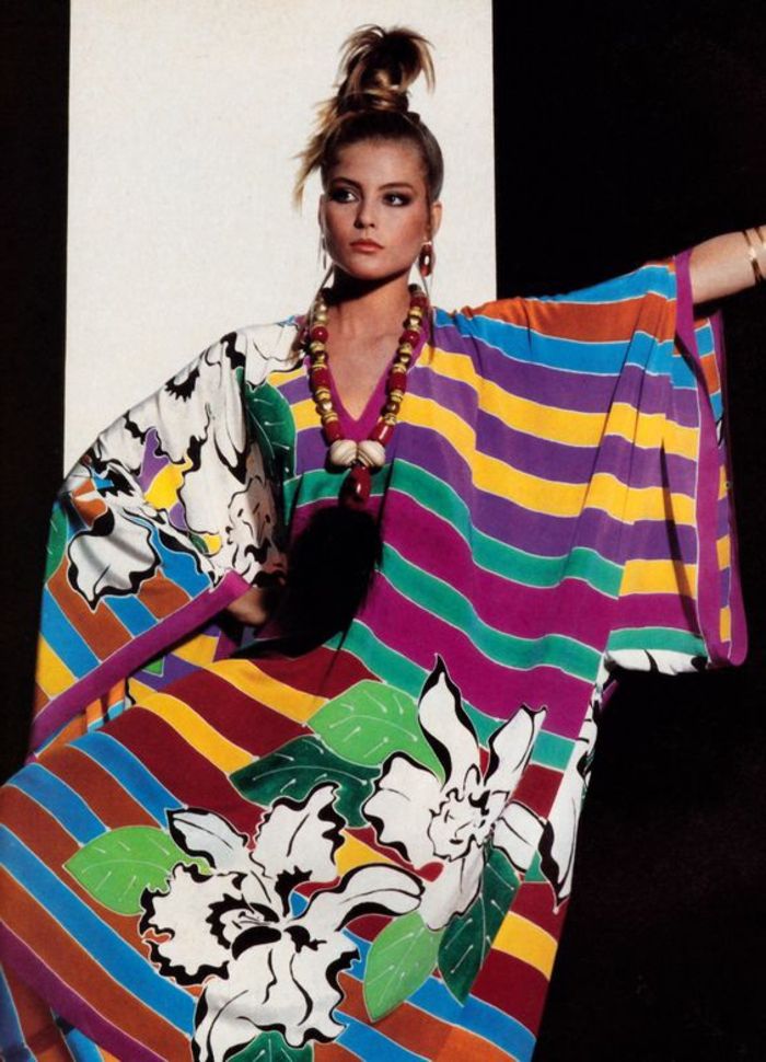 80-tal mode för kvinnor - Färgrik lång klänning med randmönster och blommiga tryck, stort halsband av träpärlor
