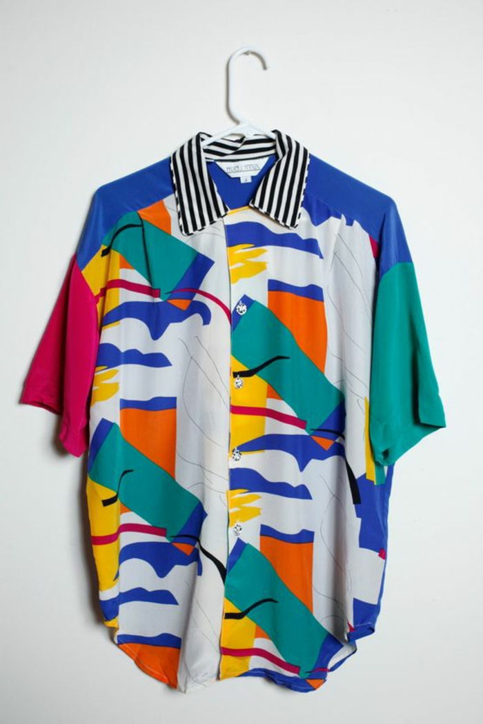 多くの異なるプリントと色を持つ男性向けのカラフルなシャツ、80年代の男性用ファッション
