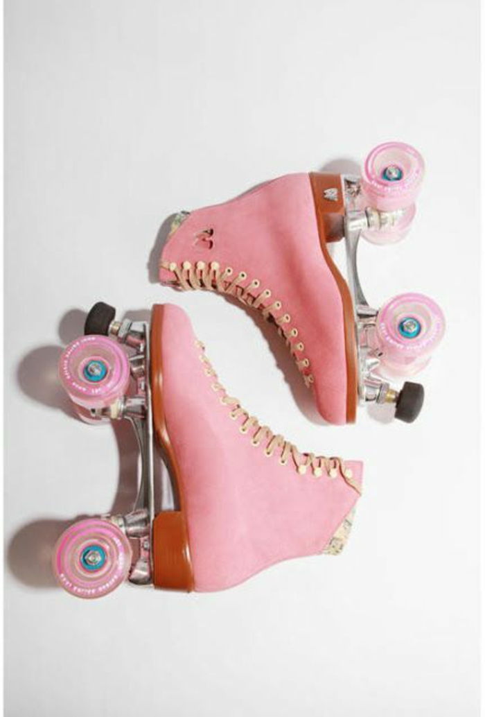 80s outfit - rosa läder rullskridskor med rosa hjul och en brun sula, gula snören
