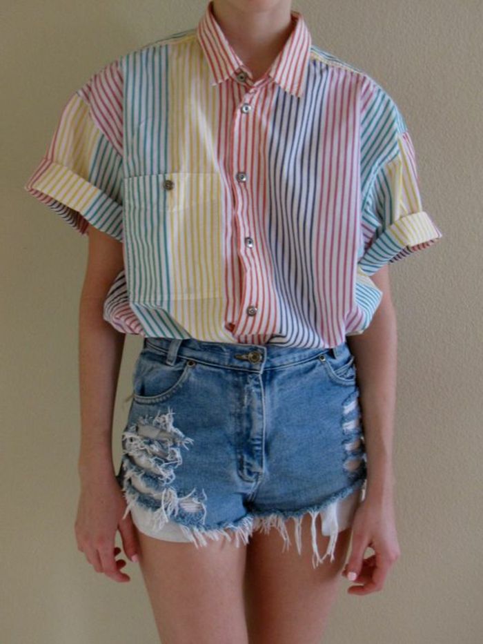 en tjej med en storleksanpassad skjorta med randigt mönster, pastellfärger, rivna jeanshorts