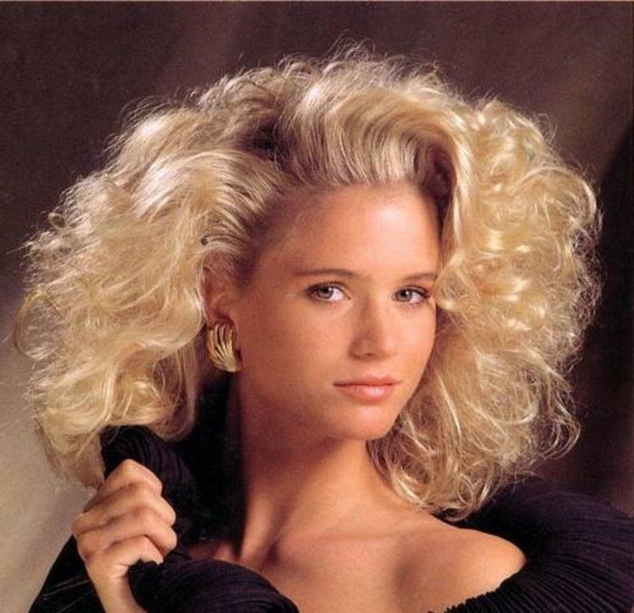 Kvinnors frisyrer i 80-talet - medelstort blont lockigt hår, toppade